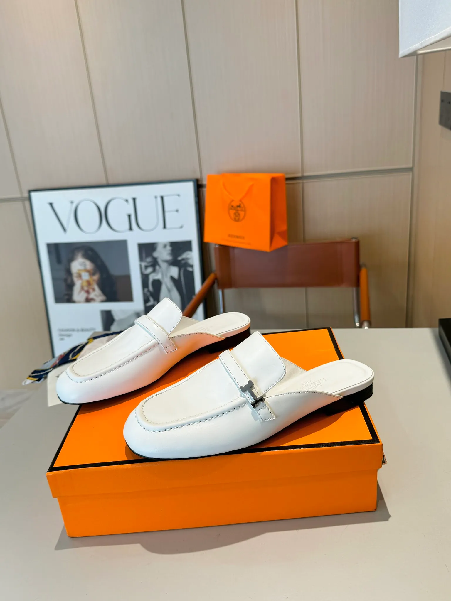 👟👟Ex-factory price 520👟👟 Hermes Groupie square-toe H-buckle mules, half-drag high heels and flat heels; the foot feel at the counter is invincible, groupie Mule shoes are made of h-buckle canvas and calfskin with mini silver Paris shoe buckles and contrasting piping. They are super beautiful in real life. Upper: imported original calfskin/original molded fabric. Lining: sheepskin. Outsole: Italian genuine leather outsole. Original packaging. Heel height: 5cm and 2 types of flat heel. Size: 35-41 (customized in size 42). Color: 6 colors.